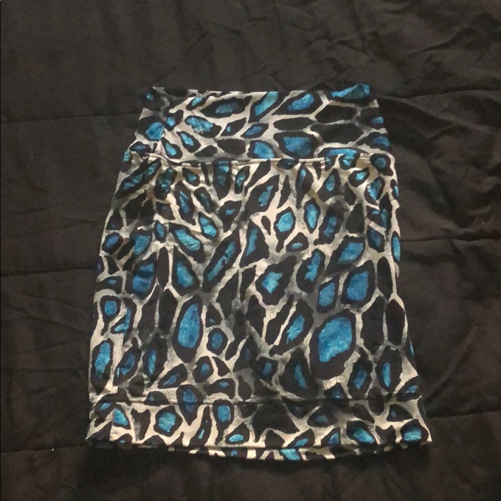 Buyer and grey skirt